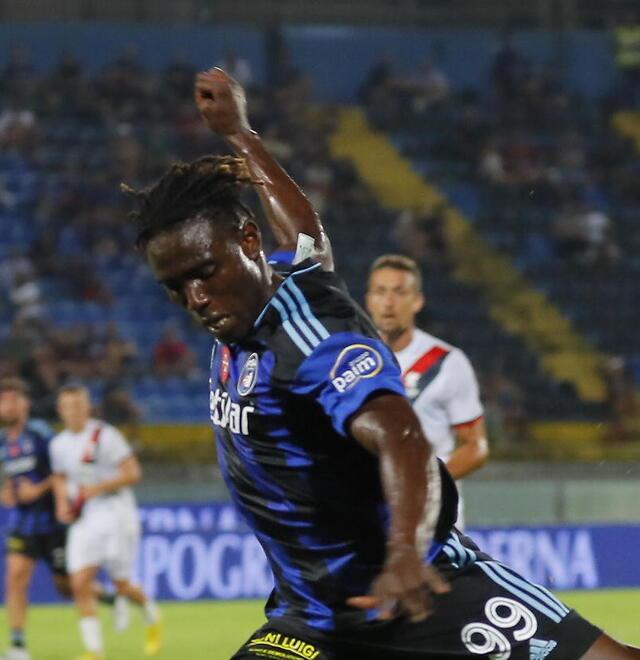 
	Ciss&egrave; con la maglia del Pisa&nbsp;

