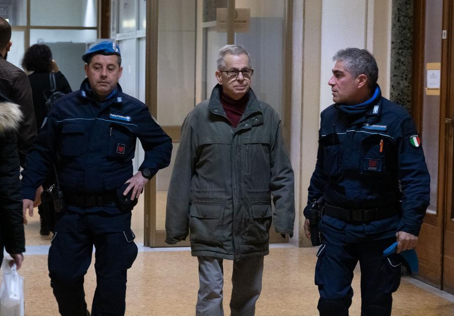 
	Giovanni Perria scortato dagli agenti di polizia penitenziaria durante il processo di primo grado a Cagliari

