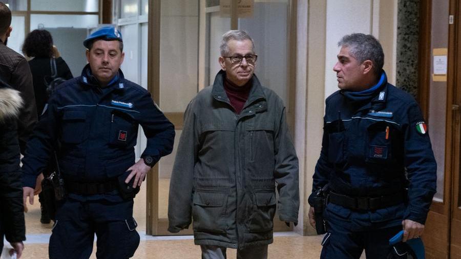 
	Giovanni Perria scortato dagli agenti di polizia penitenziaria durante il processo di primo grado a Cagliari

