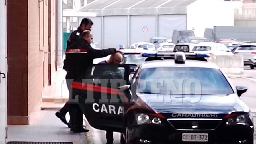 Il figlio mentre viene portato via dai carabinieri