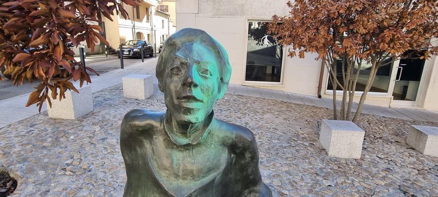 
	La statua di Grazia Deledda imbrattata <em>(foto Massimo Locci)</em>

