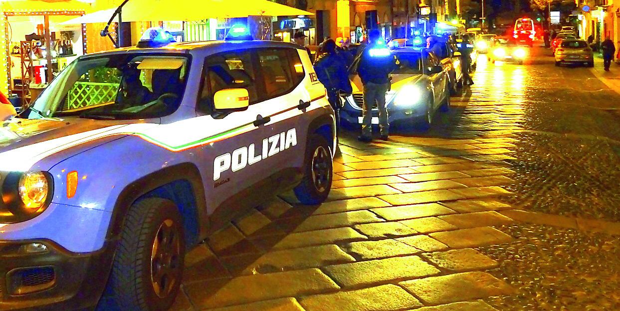 Sassari, in giro al Corso con due coltelli aggredisce i poliziotti: arrestato 