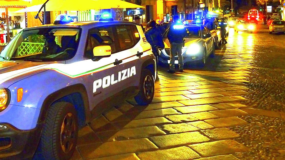 Sassari, in giro al Corso con due coltelli aggredisce i poliziotti: arrestato 