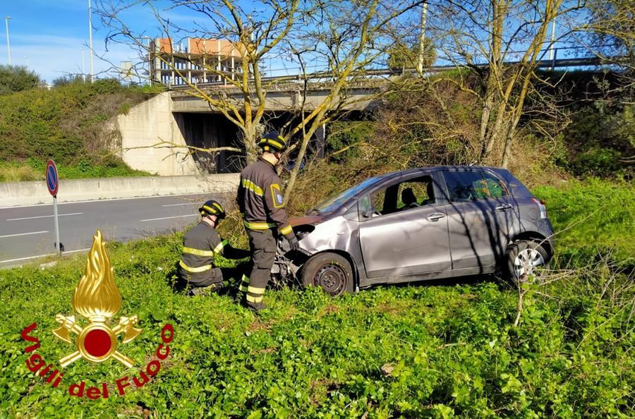 Sassari, perde il controllo dell’auto e finisce tra gli alberi: un ferito