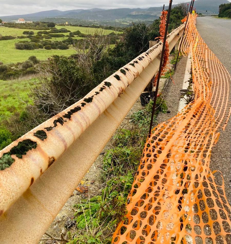 
	Il guardrail arrugginito e le delimitazioni di plastica

