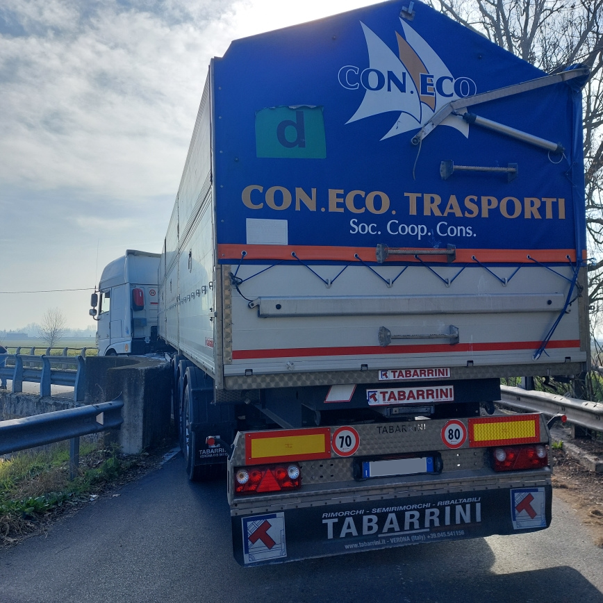 Modena Tir bloccato in strada Gherbella, circolazione in tilt e conducente multato