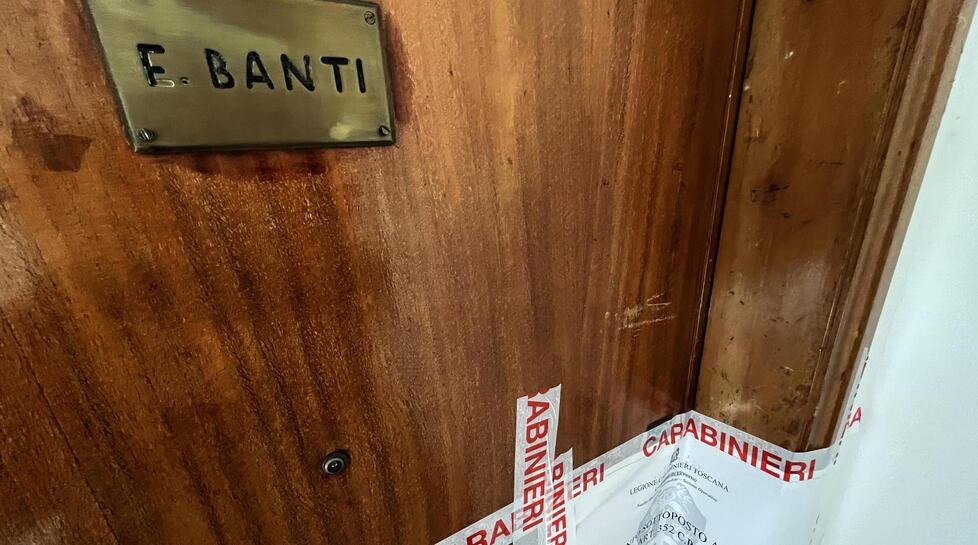 Omicidio a Livorno, viaggio nel palazzo dell’orrore: «L’aveva già picchiato, Fabrizio aveva paura del figlio»