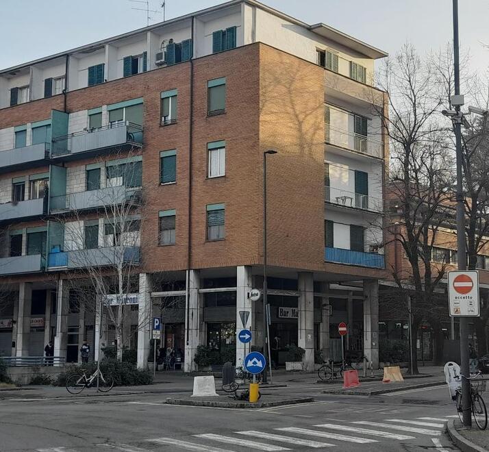 Far West in viale IV Novembre, zuffa con bastoni e auto fermate 