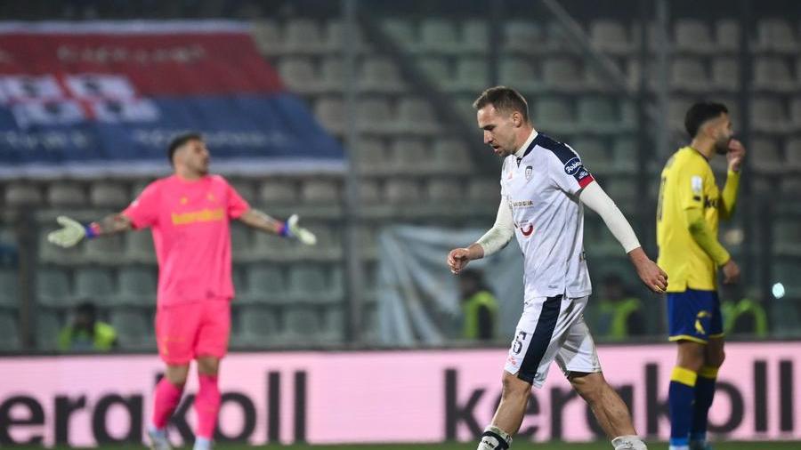 Rog lascia il campo per il doppio giallo, su errore clamoroso dell'arbitro