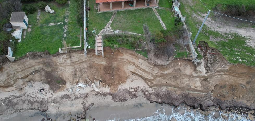 Ville in bilico sulla costa che frana: a Sorso l’erosione divora le falesie