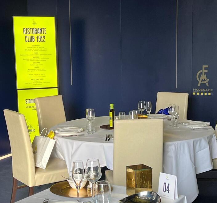 Lambrusco e pecorino, malloreddus e prosciutto Al Club 1912, Modena-Cagliari si gioca in cucina