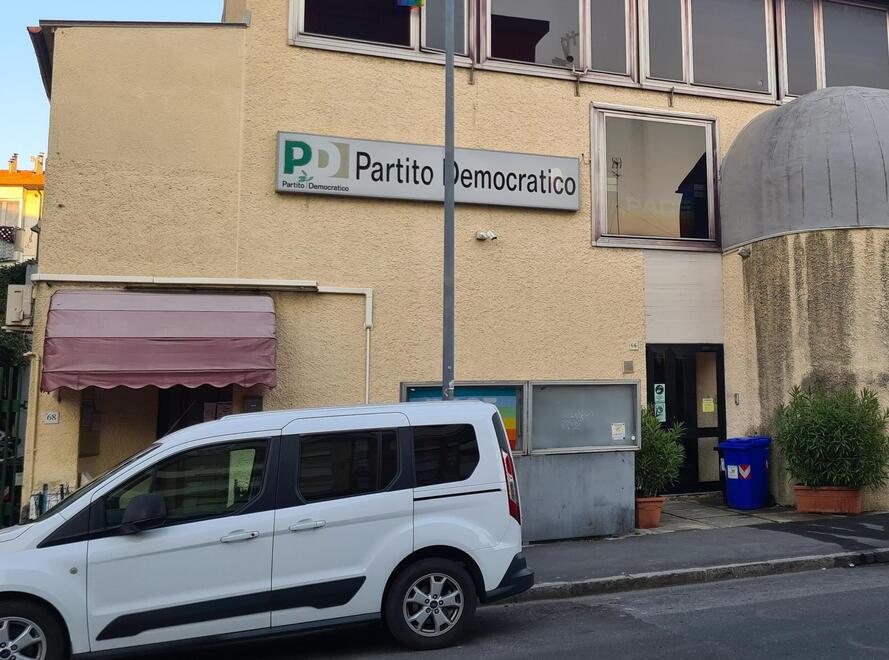 Nella foto la sede del Pd in via Donnini