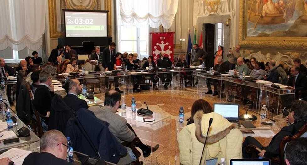 Una seduta del consiglio comunale in presenza