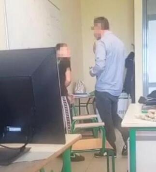 Fotogramma del pugno sferrato dal prof all’alunno a Pontedera