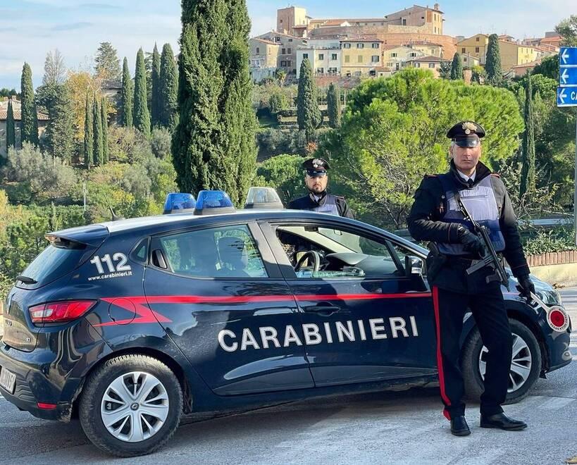 Sfascia a colpi di mazzuolo un ufficio comunale: arrestato