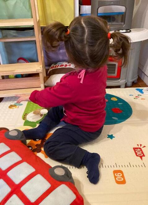 Giulia di spalle mentre gioca