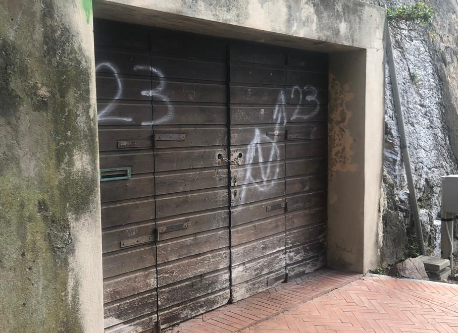 La porta d’ingresso dello scantinato a fianco al tunnel di Porta a terra dove all’alba di giovedì è stato ucciso Angelo Carugati