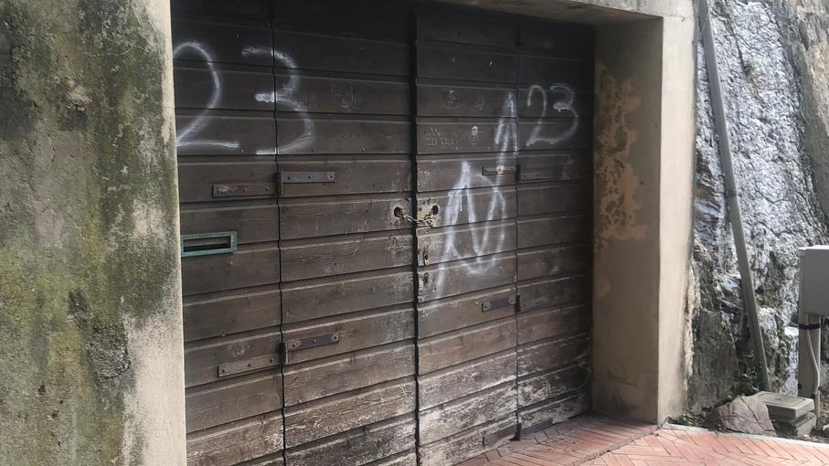 La porta d’ingresso dello scantinato a fianco al tunnel di Porta a terra dove all’alba di giovedì è stato ucciso Angelo Carugati