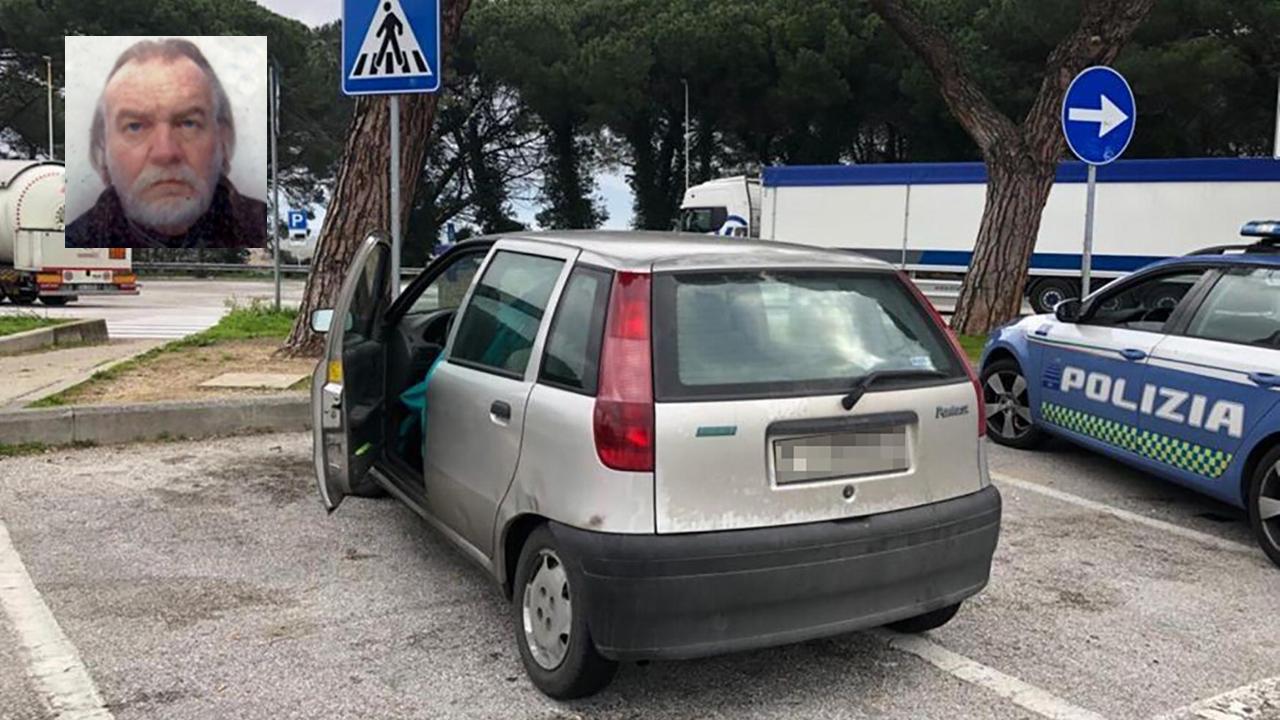 Renato Sardi e la sua auto nel parcheggio dell’autogrill