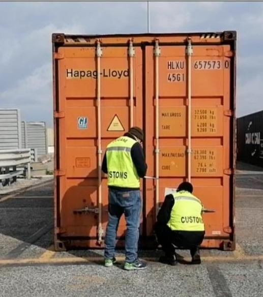 Operatori dell’agenzia durante un controllo
