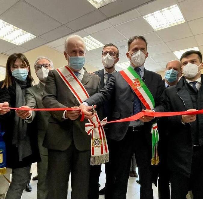 Il taglio del nastro con il presidente della Regione Giani