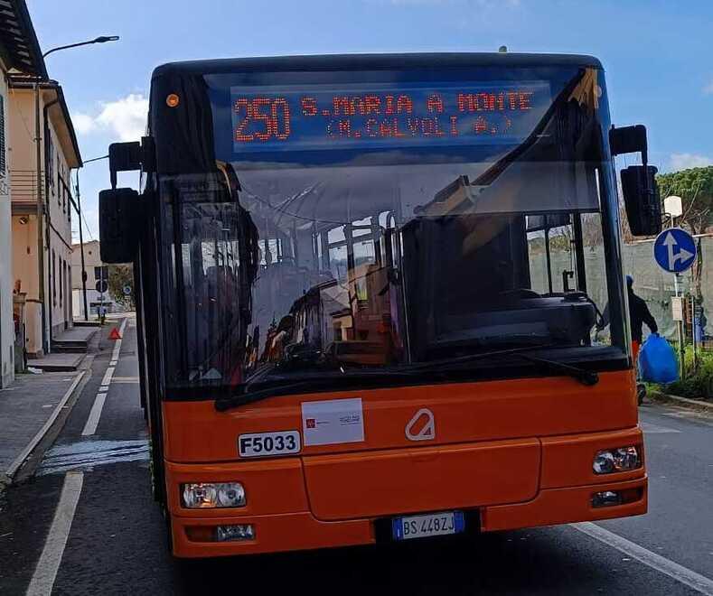 Nella foto l’autobus in cui si è sviluppato l’incendio