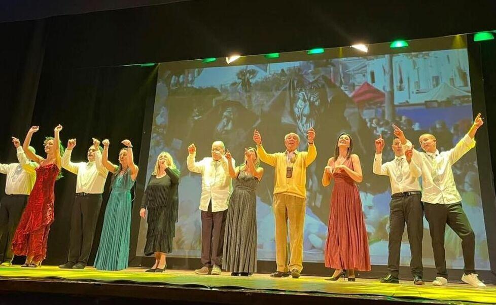 Gli attori della Compagnia Burlamacco ’81 al termine dello spettacolo