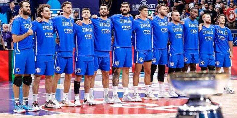 La nazionale azzurra di basket che a Livorno si giocherà il pass per i Mondiali