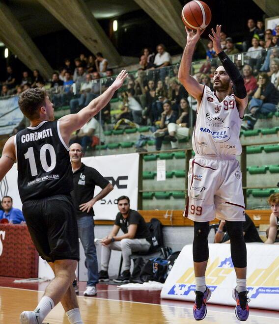 Lucarelli al tiro e Sipala in azione