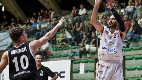 Lucarelli al tiro e Sipala in azione