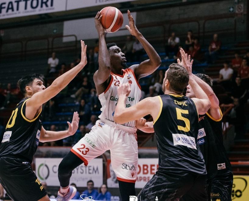 Un’azione dell’andata al PalaCarrara (foto Pistoia Basket 2000)