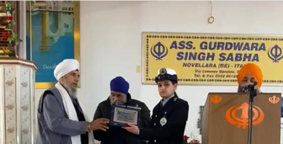 Novellara, la comunità Sikh premia agente italiana di origine indiana