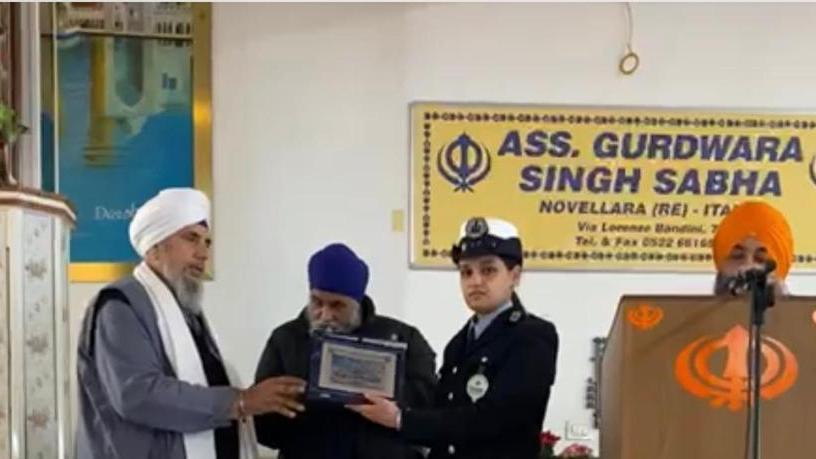 Novellara, la comunità Sikh premia agente italiana di origine indiana