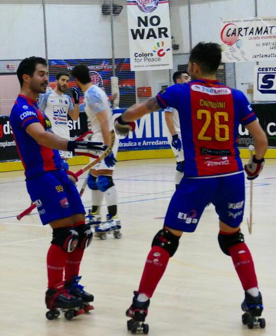 Cinquini e Torner esultano dopo un gol (Foto Paglianti)