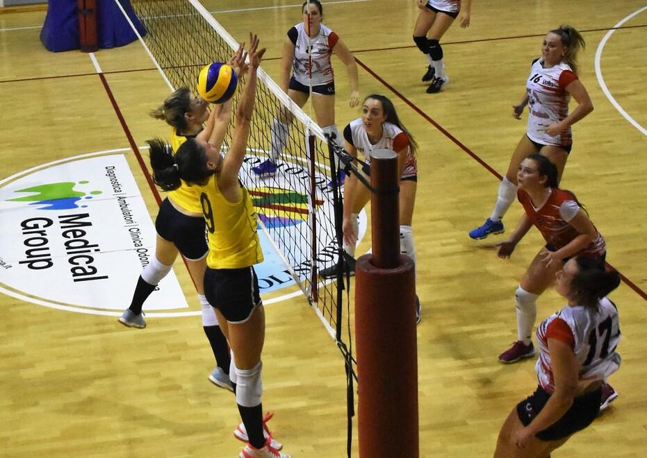 Un’azione dello scorso derby tra Riotorto e Cecina