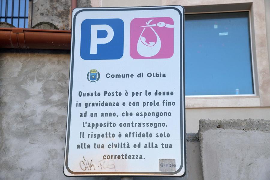 A Olbia strisce rosa solo per cortesia, ma per il Codice della strada sono un diritto