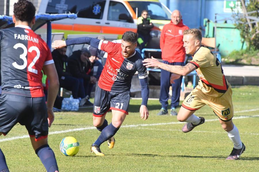 
	Un'azione nel primo tempo della partita Torres-Lucchese <em>(foto Mauro Chessa)</em>


