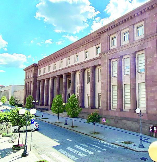 Sassari, cadde in una cella frigo e poi morì: datori di lavoro assolti dopo 13 anni 