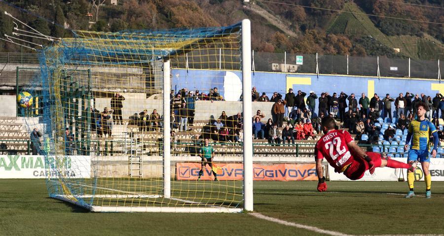 La Carrarese domina ma vince solo al 90’ contro un Montevarchi in 10 dalla mezz’ora