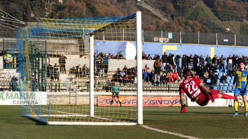 La Carrarese domina ma vince solo al 90’ contro un Montevarchi in 10 dalla mezz’ora