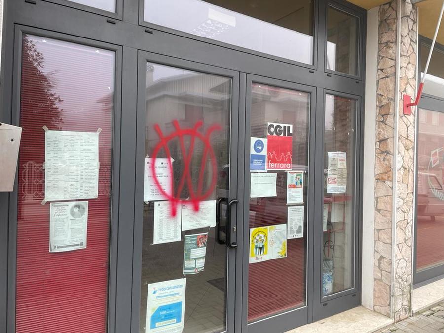 Massa Fiscaglia, imbrattata la sede della Cgil