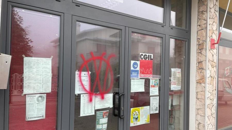 Massa Fiscaglia, imbrattata la sede della Cgil