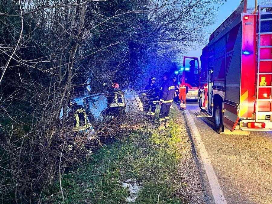 Perde il controllo alla guida e finisce fuori strada, illeso