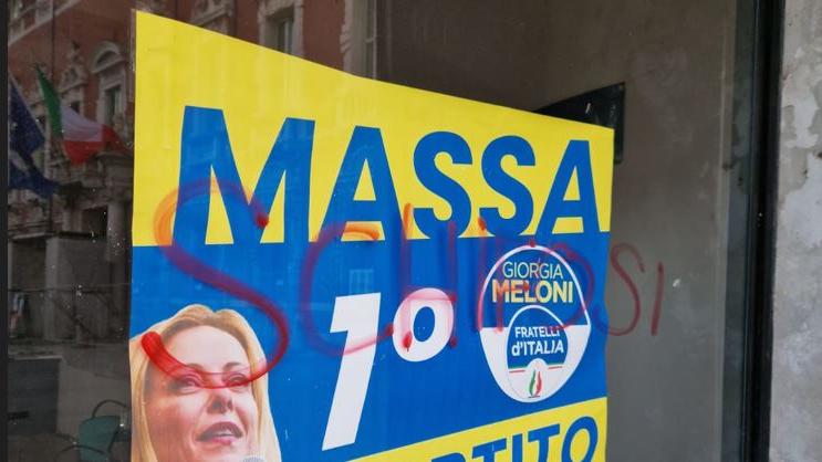 Massa, imbrattata con un insulto la sede di Fratelli d’Italia