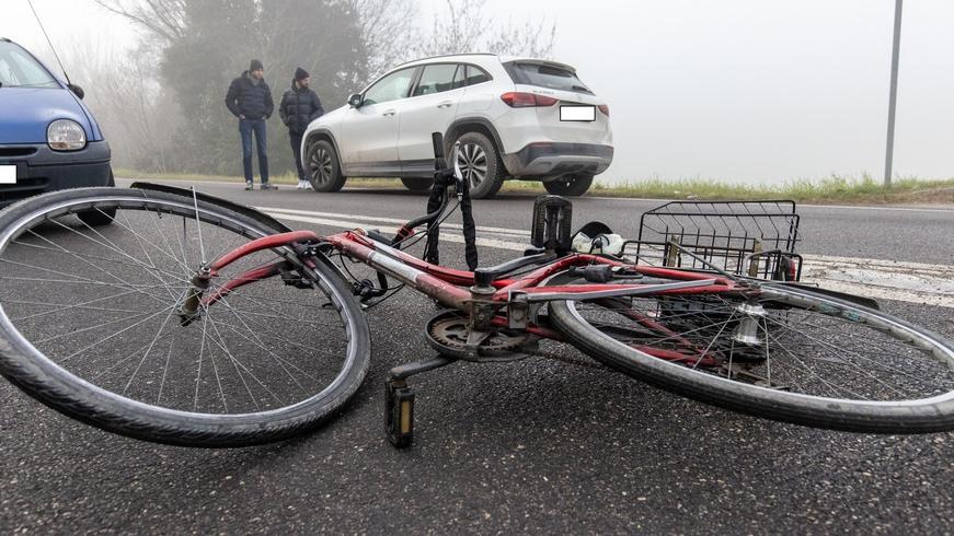 Ferrara. Ciclista travolta da un’automobile. Nebbia complice dell’incidente
