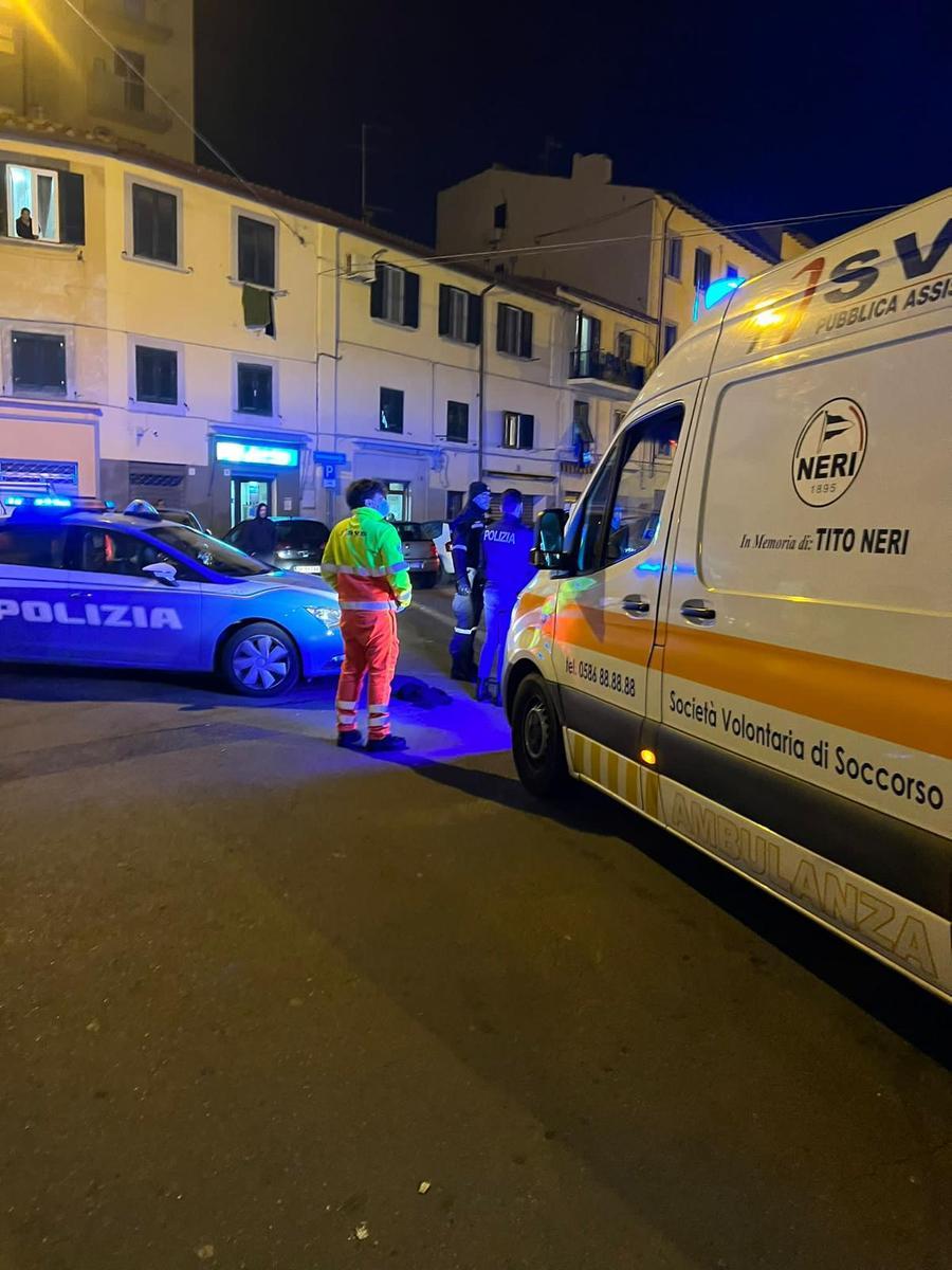 Dà in escandescenze in piazza dei Mille, arrivano ambulanze e polizia