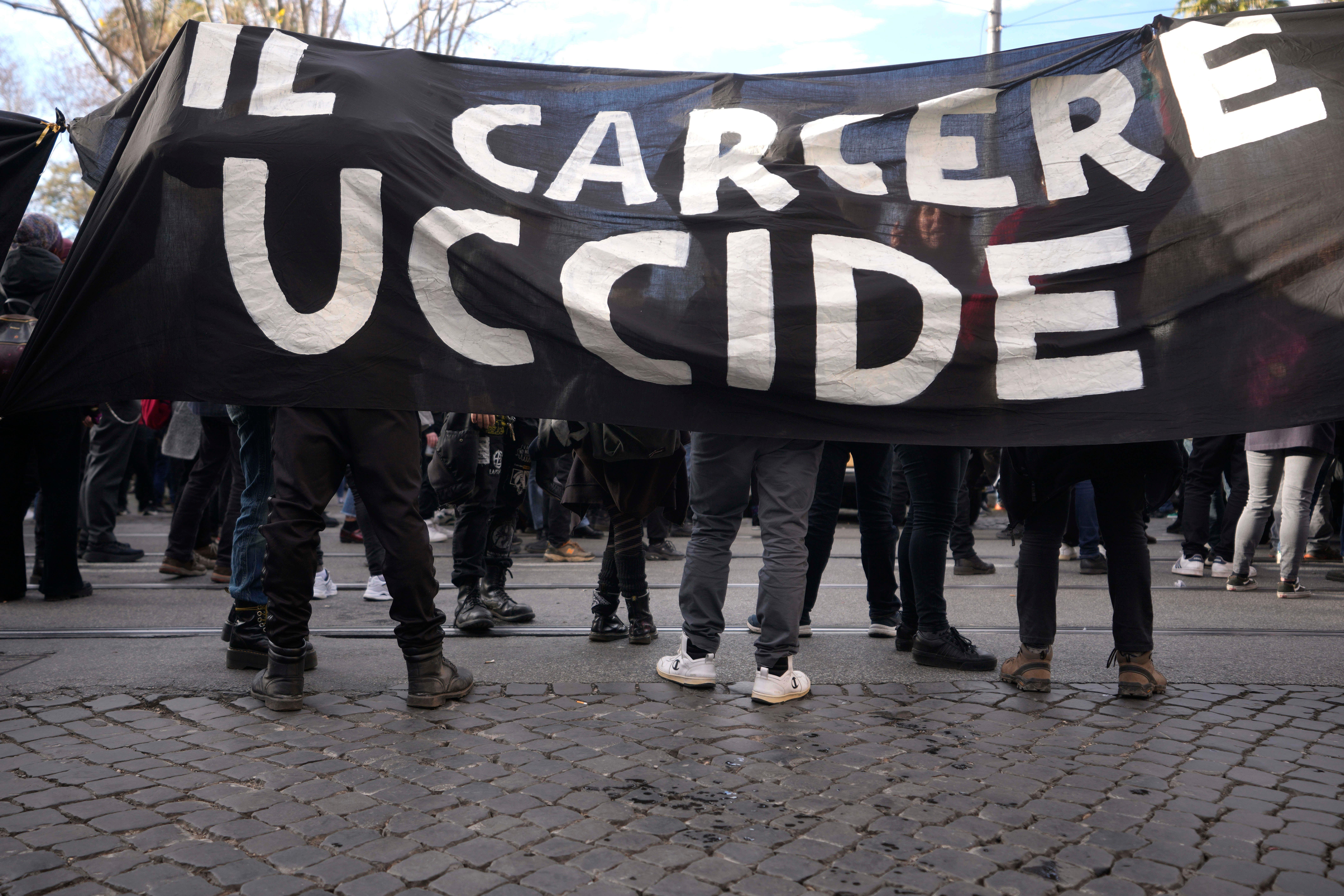 Il cappellano del carcere di Cospito: «Qui si sta soli, solo i politici potevano riferire di dialoghi interni» 