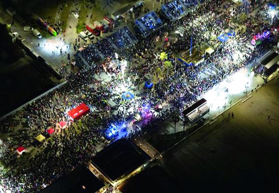 Il Carnevale di Viareggio debutta by night: sfilata monopolizzata dalla guerra in Ucraina  – Video