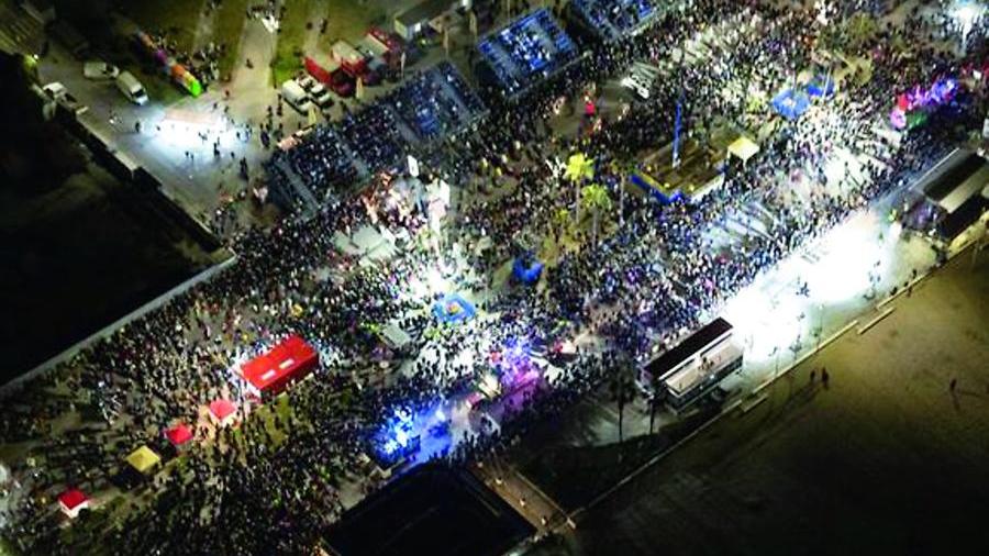 Il Carnevale di Viareggio debutta by night: sfilata monopolizzata dalla guerra in Ucraina  – Video