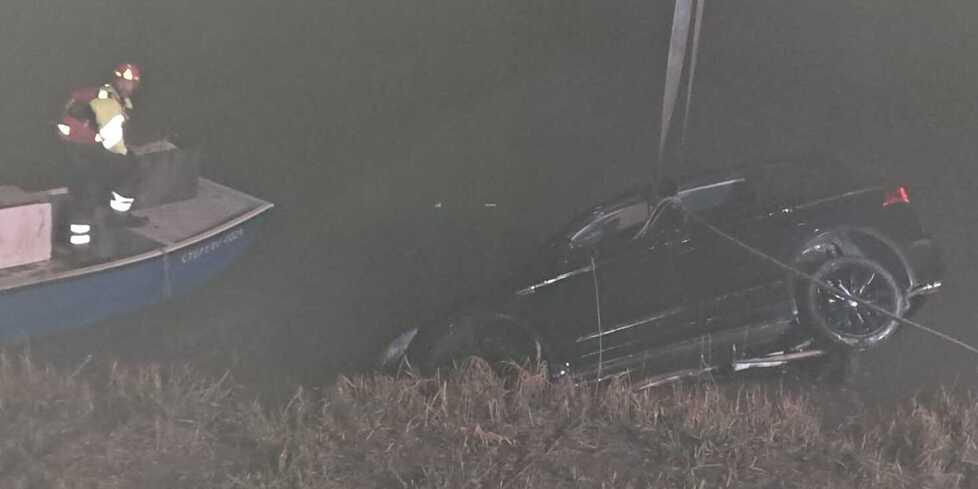 Goro. Donna finisce con l’auto nel fiume